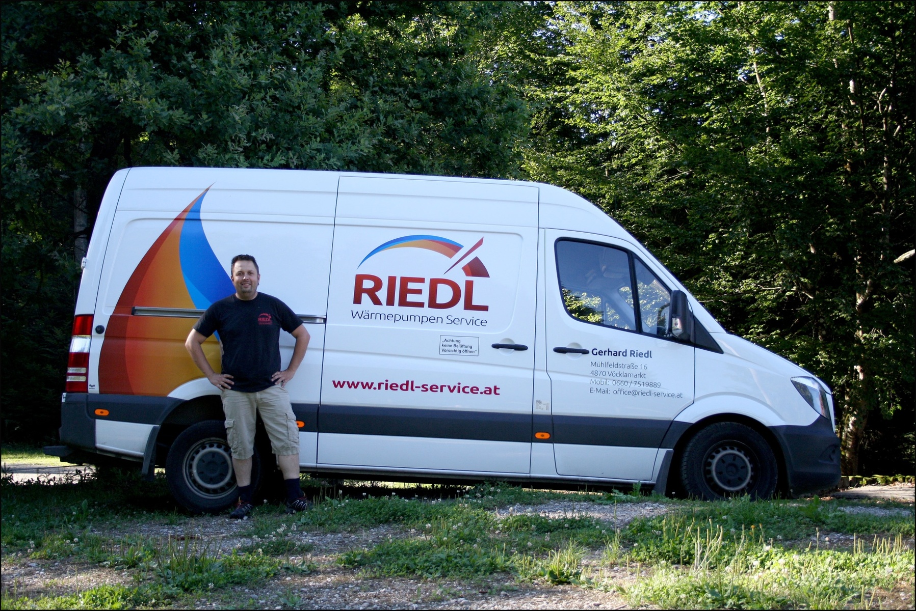 Gerhard Riedl vor dem Firmenwagen